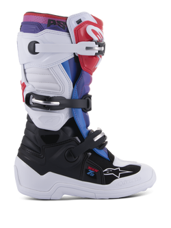 Bottes Alpinestars Youth Tech 7S, bottes de motocross pour jeunes pilotes, blanc et noir avec accents rouges, bleus et violets, système de fermeture à trois boucles, panneaux de protection en TPU et semelle blanche épaisse et résistante