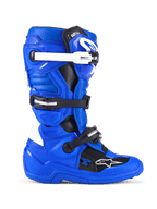 Alpinestars Youth Tech 7 S Stiefel, Motocross-Stiefel, Blau, Schwarz und Weiß, Seitenansicht mit PU-verstärktem Mikrofaser-Obermaterial, Vier-Schnallen-Verschlusssystem mit weißen und schwarzen Riemen, TPU-Schienbeinplatte und Alpinestars-Logo, schützende Offroad-Fußbekleidung für junge Fahrer