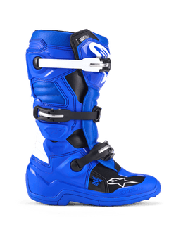 Bottes Alpinestars Youth Tech 7 S, bottes de motocross, bleu, noir et blanc, vue latérale montrant la tige en microfibre renforcée de PU, système de fermeture à quatre boucles avec sangles blanches et noires, plaque de tibia en TPU et logo Alpinestars, chaussures de protection tout-terrain pour jeunes pilotes
