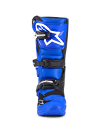 Alpinestars Youth Tech 7 S Stiefel, Motocross-Stiefel, Blau, Schwarz und Weiß, Vorderansicht mit dreifachem Schnallenverschluss, großes weißes Alpinestars-Logo auf der Schienbeinplatte, strapazierfähige blaue Sohle, hochperformante Schutzausrüstung für junge Fahrer