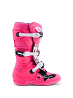 Alpinestars jeugd Tech 7S motorcrosslaarzen in roze en zwart met witte gespen en CE-gecertificeerde TPU-bescherming.