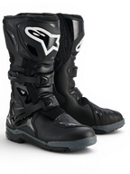 Alpinestars Corozal V2 Adventure Drystar® laarzen, zwarte en witte waterdichte adventure-motorlaarzen met TPU-scheenplaten, laterale enkelbescherming, verstelbare gespen en robuuste allterrain-zolen, paar afgebeeld.