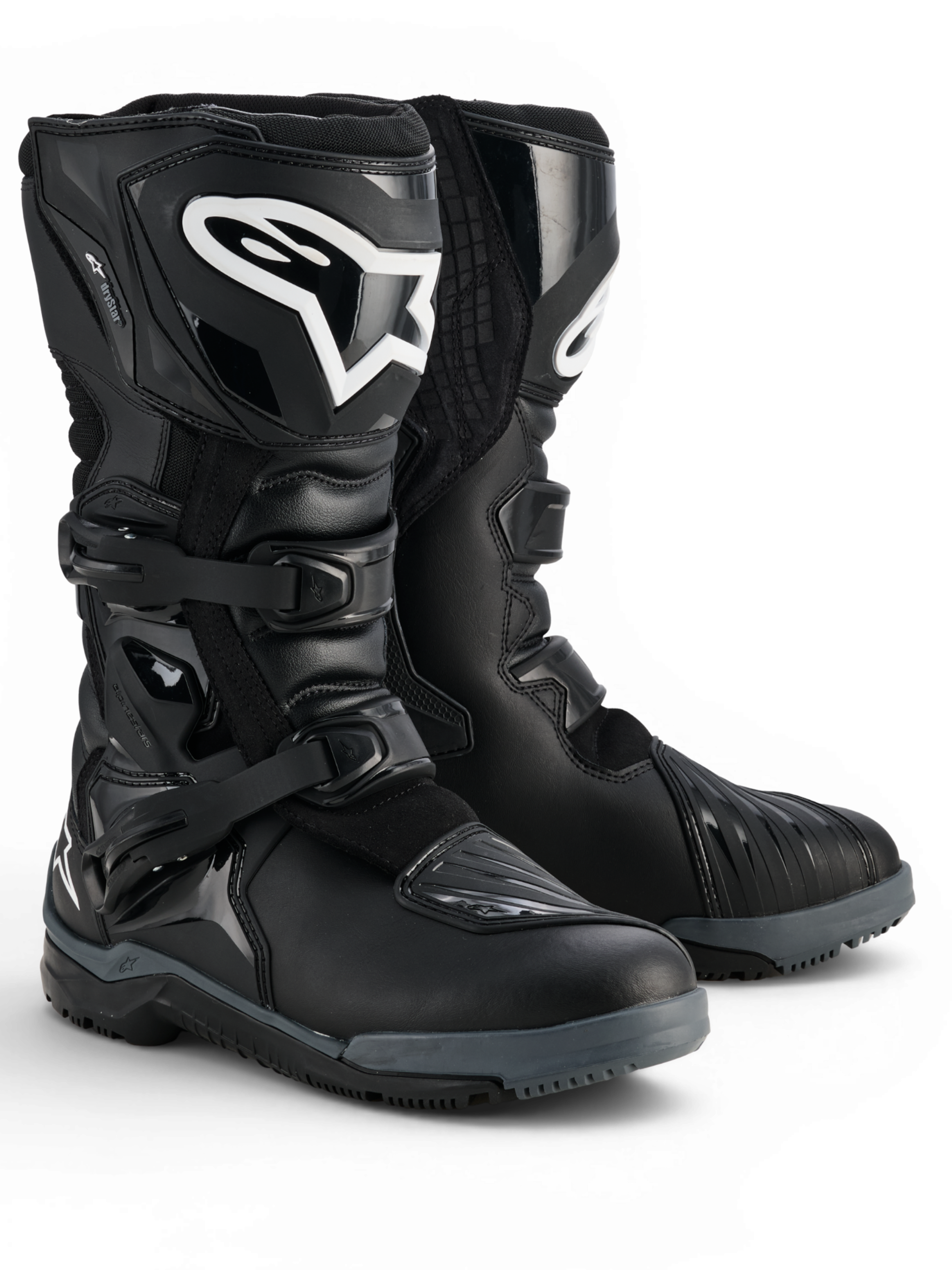 Alpinestars Corozal V2 Adventure Drystar® laarzen, zwarte en witte waterdichte adventure-motorlaarzen met TPU-scheenplaten, laterale enkelbescherming, verstelbare gespen en robuuste allterrain-zolen, paar afgebeeld.