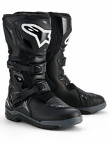 Alpinestars Corozal V2 Adventure Drystar® laarzen, zwarte motorlaarzen, hoog adventure-ontwerp met een sluitsysteem met twee gespen, wit Alpinestars-logo op de scheenplaat en een robuuste all-terrain zool voor off-road- en touring-prestaties