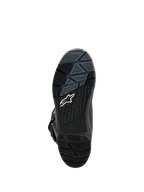 Alpinestars Corozal V2 Adventure Drystar®-laarzen, close-up van zwarte buitenzool van adventure-motorlaars met allterrain-rubberprofiel en Alpinestars-logo