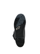 Alpinestars Corozal V2 Adventure Drystar® laarzen, zwart, zoolaanzicht van de all-terrain gevulkaniseerde rubberen buitenzool met getextureerde grippatronen en wit Alpinestars-logo.