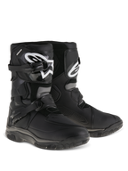 Alpinestars Belize Drystar® Stiefel, Adventure-Touring-Motorradstiefel, Schwarz, niedrig geschnittenes Design mit zweifachem Schnallenverschlusssystem, TPU-Schienbeinplatte mit weißem Alpinestars-Logo, robuste vulkanisierte Gummiaußensohle für Trail- und Straßeneinsatz