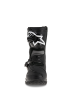 Alpinestars Belize Drystar® Stiefel, Adventure-Touring-Motorradstiefel, Schwarz, Vorderansicht mit TPU-Schienbeinplatte und großem weißen Logo, duales Schnallenverschlusssystem, robuste vulkanisierte Außensohle