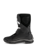 Alpinestars Belize Drystar® Stiefel, schwarze Motorradstiefel, Seitenansicht mit Lederkonstruktion, TPU-Schutzpaneelen, Wildledertextur und einer robusten vulkanisierten Gummisohle für Adventure-Touring