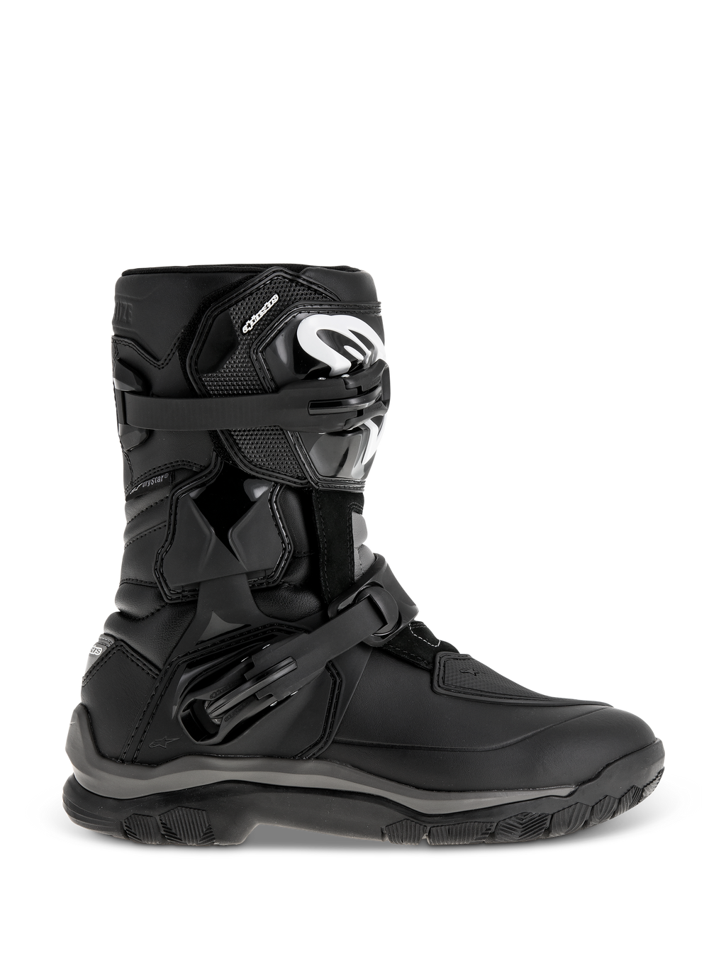Alpinestars Belize Drystar Stiefel, schwarze Adventure-Touring-Stiefel, halbhohes Design mit zwei verstellbaren Schnallen, robuste profilierte Außensohle für Grip, verstärkte Schutzpaneele, weißes Logo auf dem Schienbein, wasserdichtes Motorradschuhwerk