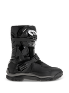 Alpinestars Belize Drystar Stiefel, schwarze Adventure-Touring-Stiefel, halbhohes Design mit zwei verstellbaren Schnallen, robuste profilierte Außensohle für Grip, verstärkte Schutzpaneele, weißes Logo auf dem Schienbein, wasserdichtes Motorradschuhwerk
