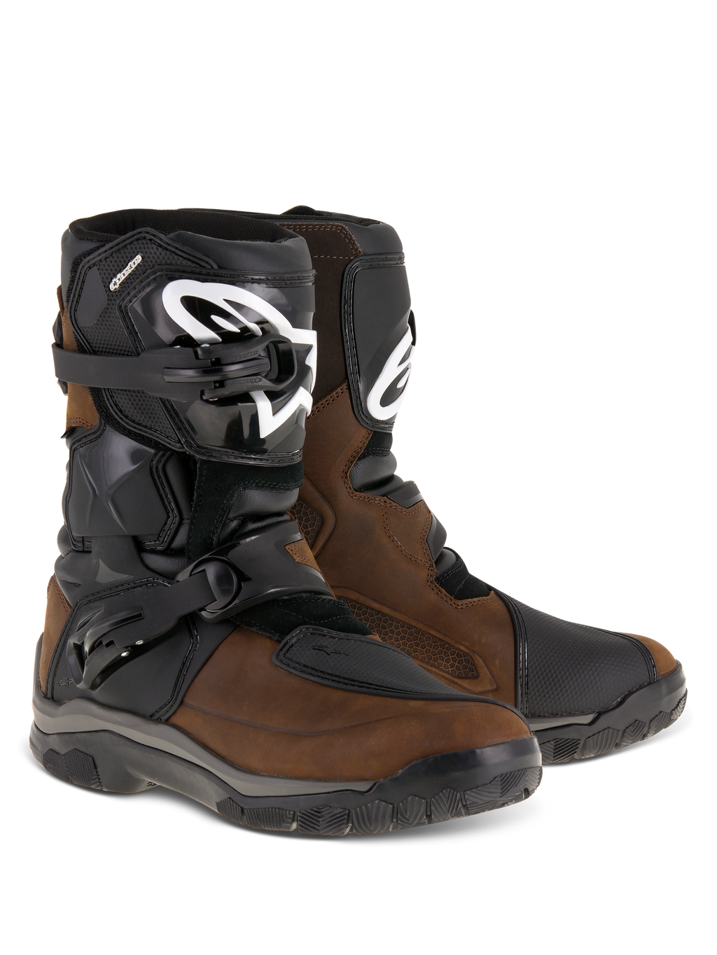 Alpinestars Belize Drystar® Stiefel, Adventure-Touring-Motorradstiefel, Geöltes Braun und Schwarz, mit halbhohem Design, zwei seitlichen Schnallen, schwarzer TPU-Schienbeinplatte mit weißem Alpinestars-Logo und robuster vulkanisierter Gummisohle.