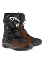 Alpinestars Belize Drystar® Stiefel, Adventure-Touring-Motorradstiefel, Geöltes Braun und Schwarz, mit halbhohem Design, zwei seitlichen Schnallen, schwarzer TPU-Schienbeinplatte mit weißem Alpinestars-Logo und robuster vulkanisierter Gummisohle.