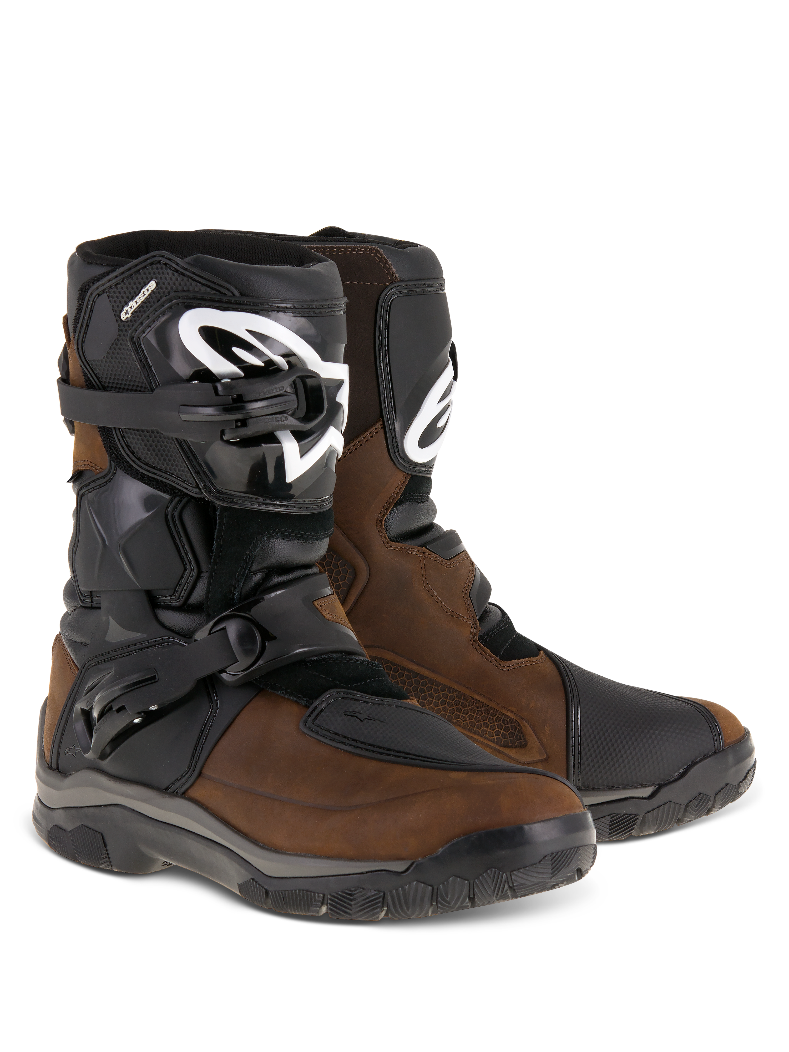 Alpinestars Belize Drystar® Stiefel, Adventure-Touring-Motorradstiefel, Geöltes Braun und Schwarz, mit halbhohem Design, zwei seitlichen Schnallen, schwarzer TPU-Schienbeinplatte mit weißem Alpinestars-Logo und robuster vulkanisierter Gummisohle.