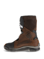 Alpinestars Belize Drystar® Stiefel, halbhohe Adventure-Touring-Motorradstiefel, geöltes braunes Leder mit schwarzen und grauen Akzenten, zeigt die Innenseite mit einem großen heißgepressten texturierten Grip-Panel, TPU-Schienbeinplatte und robuster vulkanisierter Gummisohle
