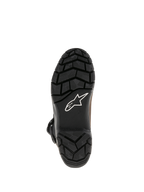 Alpinestars Belize Drystar® Stiefel, schwarze vulkanisierte Gummilaufsohle mit robustem, strukturiertem Profil, weißes Alpinestars-Sternlogo, strapazierfähiges Grip-Design für Adventure-Touring
