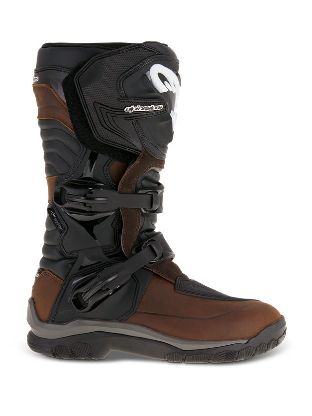 Alpinestars Corozal Adventure Drystar Geölte Lederstiefel, Braun und Schwarz, Profilansicht mit Chassis aus vollnarbigem, geöltem Leder, Zwei-Schnallen-Verschlusssystem und verstärkter TPU-Schienbeinplatte, Adventure-Touring-Motorradstiefel