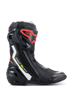 Alpinestars Supertech R Stiefel, Hochleistungs-Motorradrennstiefel in Schwarz mit weißen, fluo-roten und fluo-gelben Akzenten, mit einer schützenden TPU-Schienbeinplatte mit rotem Logo, austauschbarem Zehenschleifer und schlankem aerodynamischem Profil.