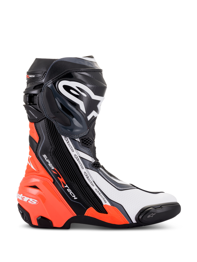 Alpinestars Supertech R laarzen, motorlaarzen, zwart met fluorood, wit en grijs, met een opvallend wit logo op de scheen, fel fluorescerend rode hiel en accentdetails, aerodynamische TPU-beschermers en vervangbare teenslider.