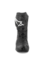 Bottes Alpinestars Supertech R Vented, bottes de course moto, noir et blanc, vue de face montrant la construction en microfibre perforée, logo Alpinestars blanc sur la plaque de tibia et protection durable en TPU