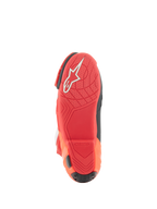 Bottes Alpinestars Supertech R Ventilées, bottes de course, rouge vif et rouge fluo, vue de la semelle présentant un mélange de caoutchouc léger, logo Alpinestars blanc et motif d'adhérence texturé pour les repose-pieds de moto.