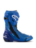 Bottes Alpinestars Supertech R Vented, bottes de course moto bleues et noires, vue de profil avec logos blancs, zones de ventilation perforées étendues, talon renforcé et slider d'orteil remplaçable.