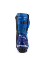 Bottes Alpinestars Supertech R Vented, bottes de moto de course, bleu et noir, vue arrière présentant le logo et le texte Alpinestars sur le talon, des panneaux en microfibre perforée et une fermeture à cliquet micro-ajustable sur le dessus
