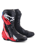 Alpinestars Honda Supertech R laarzen, motorrace-laarzen, zwart met felrood en blauw, voorzien van TPU-scheenbeschermers, Honda-branding en een geavanceerd aerodynamisch ontwerp voor prestaties op het circuit en op de weg.