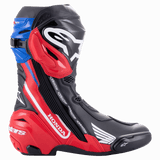 Bottes Alpinestars Honda Supertech R, bottes de course de moto professionnelles, noir, rouge vif et bleu, vue de profil avec logos Honda et Alpinestars blancs bien visibles, plaque de protection du tibia en TPU et sliders de pointe et de talon remplaçables.