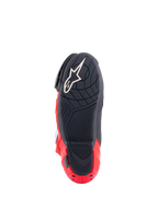 Alpinestars Honda Supertech R laarzen, zoolaanzicht, zwart en felrood, met een getextureerde rubbersamenstelling voor grip, wit Astar-logo op de voorvoet en rode hielplaat-slider, hoogwaardige motorlaarzen voor races.