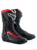Alpinestars Honda SMX-6 V3 laarzen, performance motorlaarzen, zwart, felrood en wit, voorzien van TPU scheenbeen- en enkelbescherming, geventileerde mesh-panelen en een modern aerodynamisch profiel met Honda-branding.
