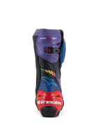 Alpinestars Supertech R LE Martinator R01 Vented laarzen, race-motorlaarzen, blauw, paars, rood en zwart, achteraanzicht met rode hielbeschermer en wit Alpinestars-logo, paarse gaiter met verstelbare gesp en geperforeerd microvezel voor luchtstroom.