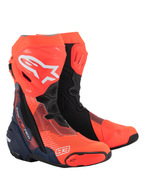 Alpinestars Supertech R Vented MM93 Replica laarzen, professionele motorrace-laarzen, fluorescerend rood, donkerblauw en zwart, voorzien van Marc Marquez 93-branding, geperforeerde microvezelconstructie voor ventilatie, strak aerodynamisch ontwerp met geavanceerde beschermende sliders