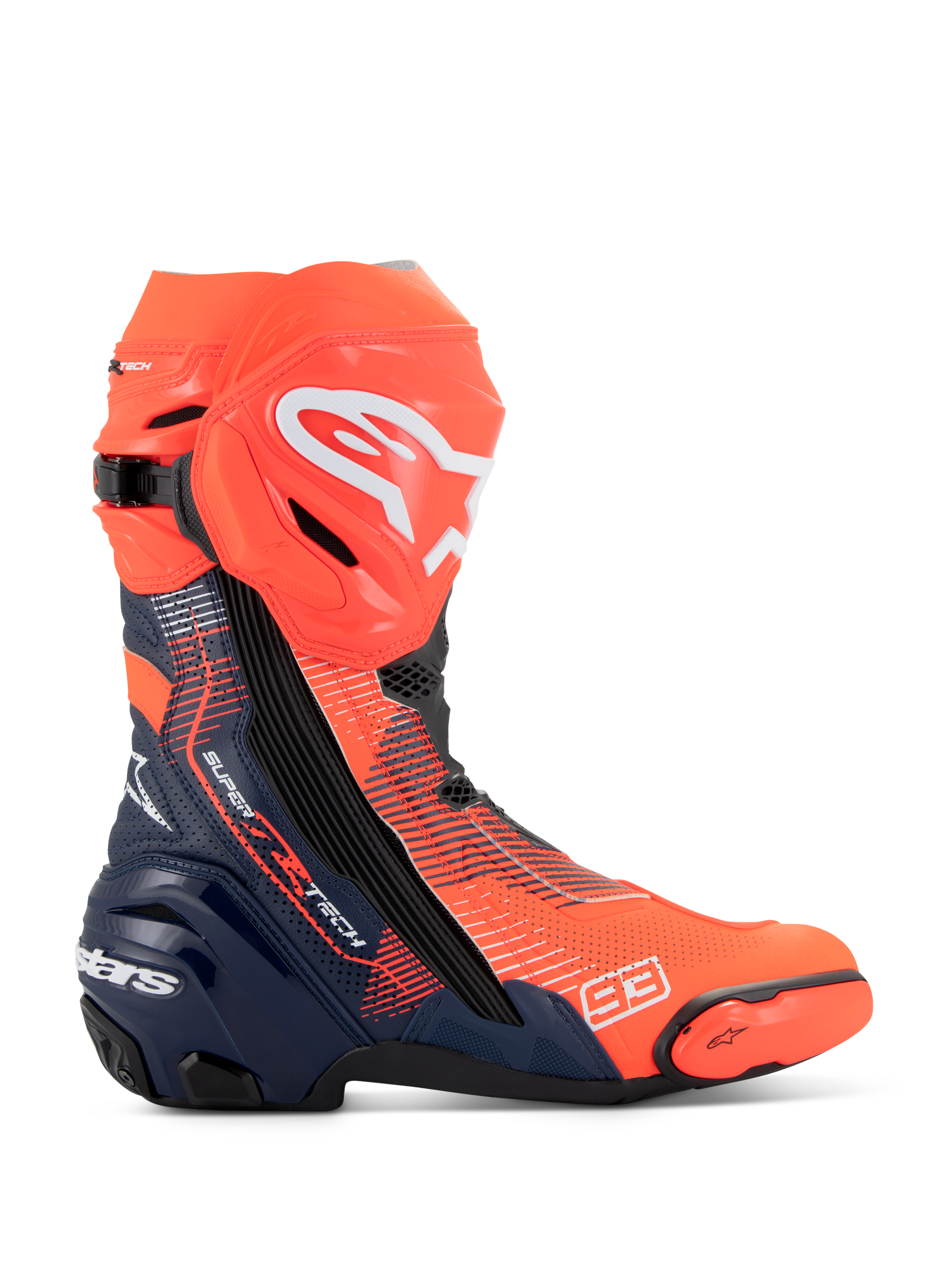 Alpinestars Supertech R Vented MM93 Replica Stiefel, Motorrad-Rennstiefel, Leuchtrot und Dunkelblau mit schwarzen Akzenten, mit perforiertem Mikrofaser-Obermaterial zur Belüftung, weißem Alpinestars-Logo am Schienbein und der Startnummer 93 im Zehenbereich.