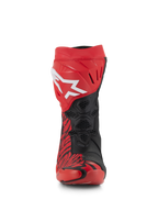 Alpinestars Supertech R LE Pecco Bagnaia Belüftete Stiefel, rot-schwarze Rennstiefel, Vorderansicht, mit einem großen weißen Alpinestars-Logo auf der roten Schienbeinplatte, schwarzen perforierten Mesh-Zonen für maximalen Luftstrom und markanten rot-schwarzen Grafikmustern.
