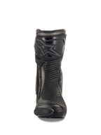 Alpinestars SMX Plus V2 laarzen, race- en sportmotorlaarzen, zwart en donkergrijs, vooraanzicht met een voorgevormde TPU-scheenbeschermer met Alpinestars-logo, accordeon flexpanelen voor beweging en een slank aerodynamisch profiel voor sportieve prestaties.