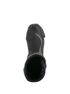 Alpinestars SMX Plus V2 Laarzen, zwart en donkergrijs, bovenaanzicht van een enkele motorlaars, met getextureerd schakelvlak, accordeon-flexzones en open bovenzijde, gestroomlijnd prestatie-schroeisel voor weggebruik