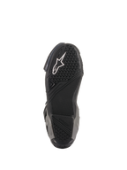 Alpinestars SMX Plus V2 laarzen, race/sport motorlaarzen, zwart en donkergrijs, onderaanzicht van de getextureerde rubberen zool met wit Astar-logo en gespecialiseerde gripzones voor tractie op de voetsteunen.