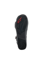 Bottes Alpinestars SP-X BOA®, bottes de moto noires, vue détaillée de la semelle en caoutchouc avec motifs d'adhérence texturés, logo Alpinestars rouge et talon asymétrique pour la stabilité de la marche.