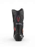 Alpinestars SMX-6 V2 Vented laarzen, motorlaarzen voor heren voor racing, zwart en grijs met fluorescerende rode accenten, achteraanzicht met geperforeerde ventilatiepanelen en beschermende hiel