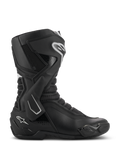 Alpinestars SMX-6 V3 laarzen, performance motorlaarzen, zwart met witte accenten, lateraal zijaanzicht met een TPU-enkelbrace-systeem, getextureerde mesh-flexzones en versterkte hiel- en teenonderdelen voor prestaties op het circuit en op straat.