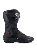 Alpinestars SMX-6 V3 motorlaarzen, racingmotorlaarzen, zwart met witte en rode accenten, zijaanzicht met TPU-enkelbrace, wit logo op het scheenbeen en getextureerde mesh-flexzones, sportief aerodynamisch ontwerp
