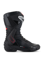 Alpinestars SMX-6 V3 motorlaarzen, racingmotorlaarzen, zwart met witte en rode accenten, zijaanzicht met TPU-enkelbrace, wit logo op het scheenbeen en getextureerde mesh-flexzones, sportief aerodynamisch ontwerp