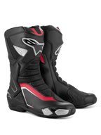 Alpinestars SMX-6 V3 laarzen, performance motorlaarzen, zwart, zilver en rood, voorzien van een gestroomlijnd bovenwerk van microvezel met TPU-bescherming, rode accenten en het Alpinestars-logo aan de zijkant.