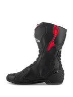 Alpinestars SMX-6 V3 laarzen, performance rijlaarzen, zwart met rode en zilveren accenten, zijaanzicht met microvezelconstructie en beschermende TPU-panelen, race-afgeleid ontwerp voor circuit- en straatprestaties