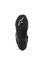 Alpinestars SMX-6 V3 Laarzen, zwart, onderaanzicht van de zool met een rubberen buitenzool met textuur voor grip, wit Alpinestars-logo op de hiel, logo in reliëf, ontworpen voor rijprestaties op het circuit en de straat.