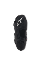 Bottes Alpinestars Stella SMX-6 V3, vue de la semelle, caoutchouc léger noir avec motifs d'adhérence texturés, présentant le logo Alpinestars blanc et un marquage embossé pour la traction et le contrôle des pédales