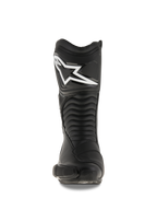 Alpinestars SMX S Stiefel, schwarze Motorradstiefel, Vorderansicht mit großem weißem Alpinestars-Logo auf der Schienbeinplatte, Akkordeon-Flex-Panels und strapazierfähiger Mikrofaser-Konstruktion mit schützenden PU-Schilden