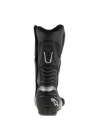 Alpinestars SMX S Stiefel, Schwarz, Rückansicht, mit verstärkter Fersenkappe mit weißem Logo, silbernem Branding und Akkordeon-Flex-Einsätzen für verbesserte Bewegungsfreiheit und Schutz