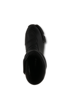 Alpinestars SMX S Stiefel, schwarze Motorradstiefel, Draufsicht mit Blick in die Einstiegsöffnung, komplett schwarze Mikrofaser-Konstruktion mit verstärkter Schaltauflage und ergonomischem Schutzdesign